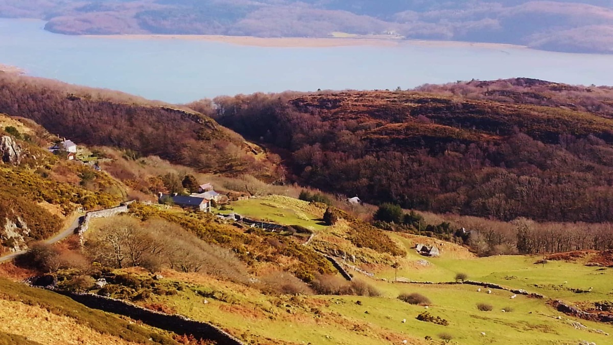 Barmouth Cottage | A Sea and Mountain Panorama from this charming stone barn