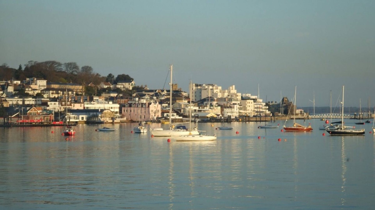 East Cowes Cottage | A seafront holiday home with panoramic views of Cowes Harbour and the Solent.