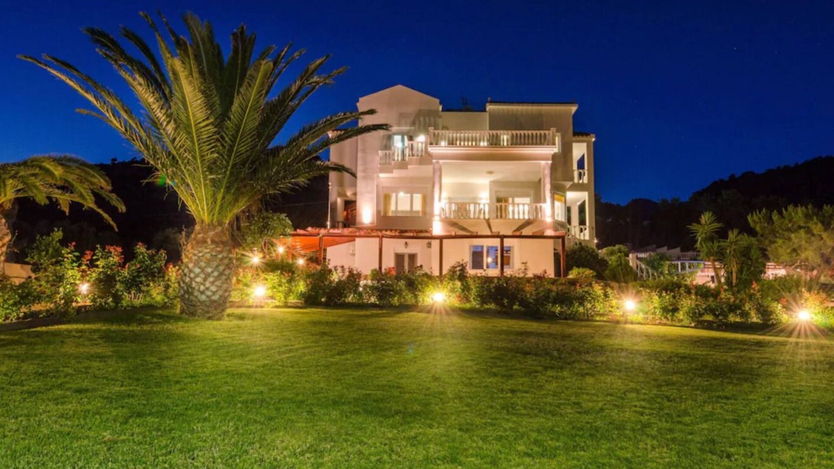 Achlia Villa | A seafront villa with swimming pool