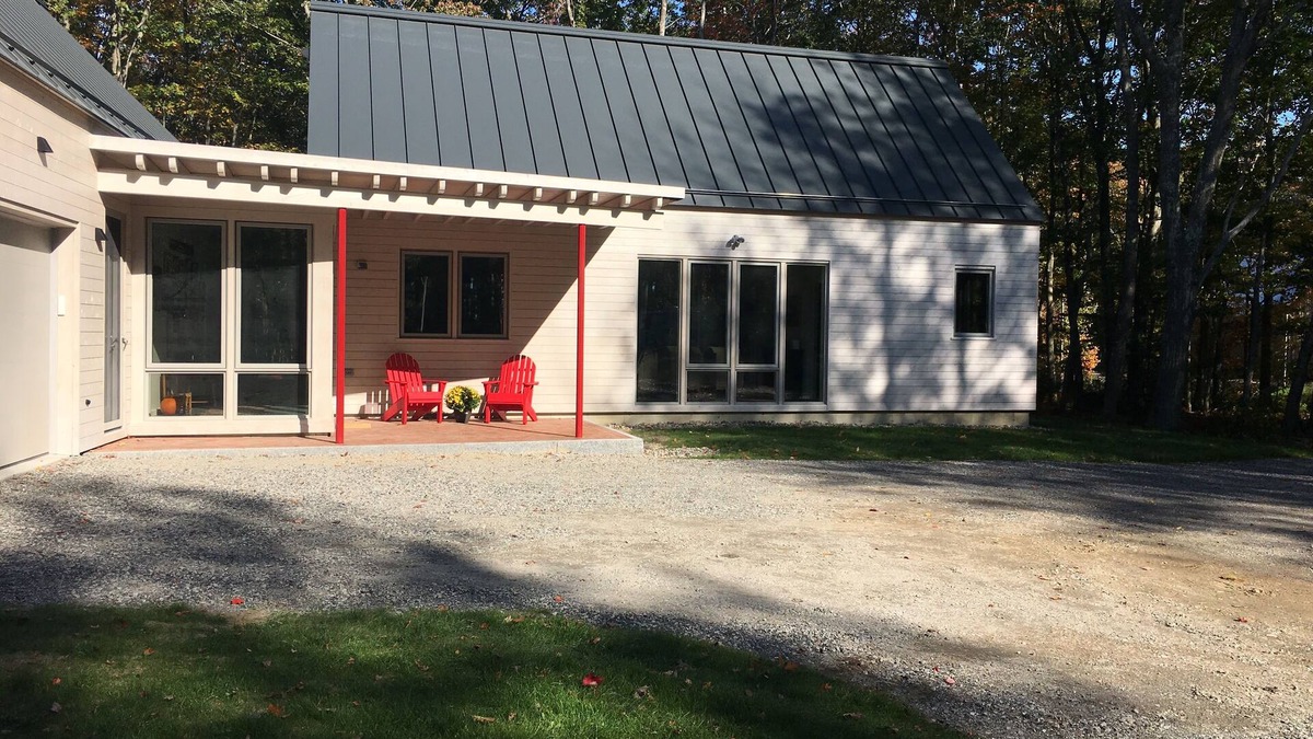 Biddeford Apartment | A second floor apartment with en-suite near UNE, Southern Maine beach’s.