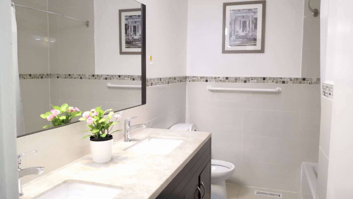 Bayview Woods - Steeles House | A semi-detached house in North York with a 7 minute drive from finch station