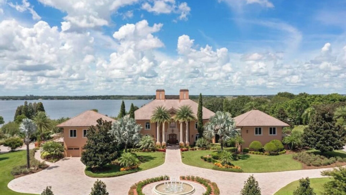 Nichols House | A serene lake side estate