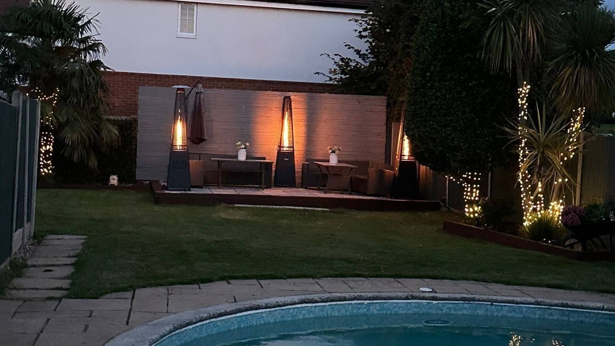 West Molesey Cottage | A serene quiet oasis with 3 separate buildings large garden & heated pool