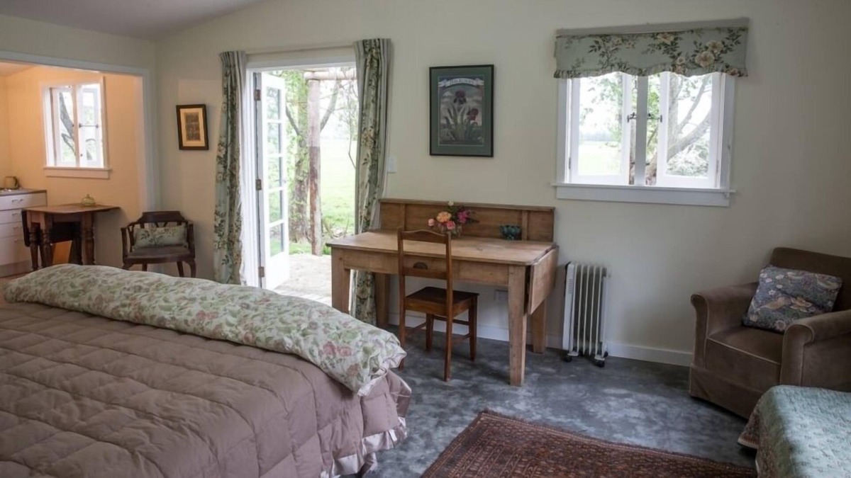 Poukawa Condo | A shady flat with a view and a pergola of roses