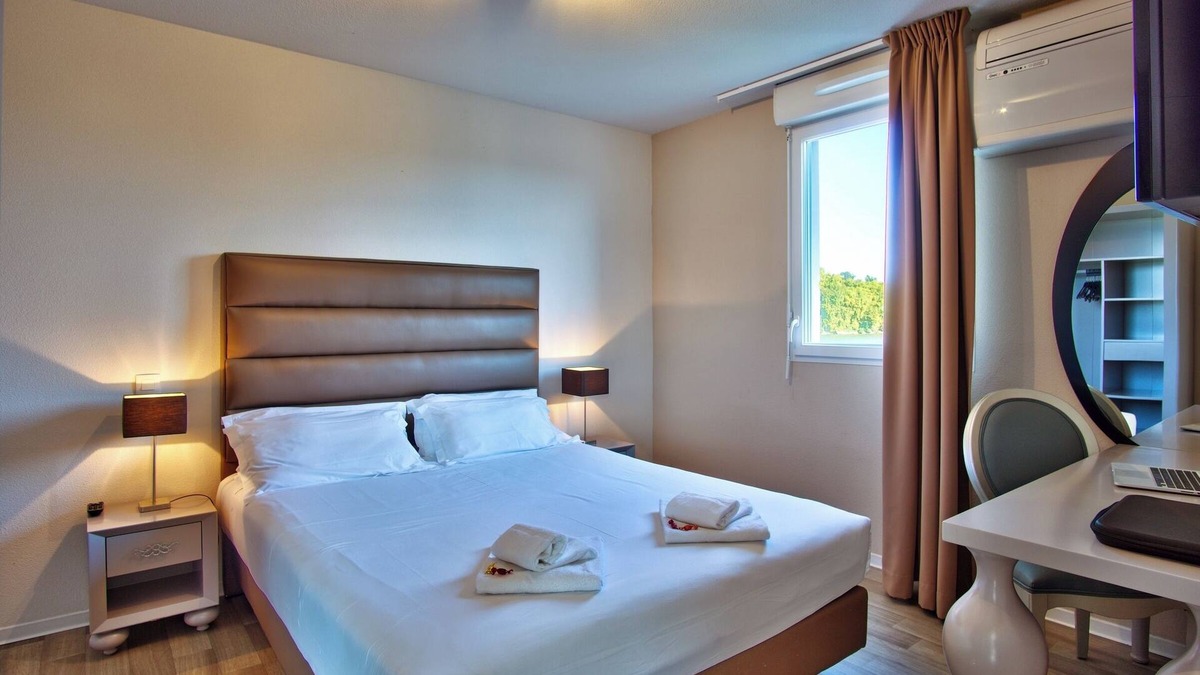 Mouguerre Hotel | A short drive away from Jardin Botanique! Pets Are Welcome! FREE Parking!