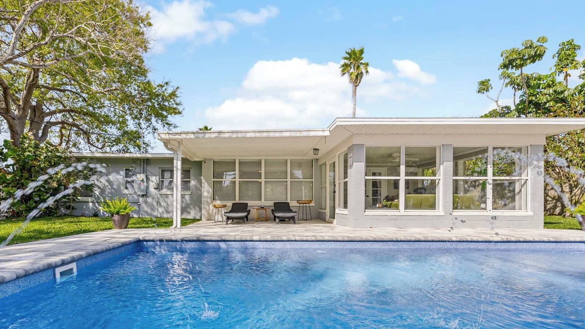 Venetian Way House | A Space aWAVE – A Relaxing Coastal Getaway