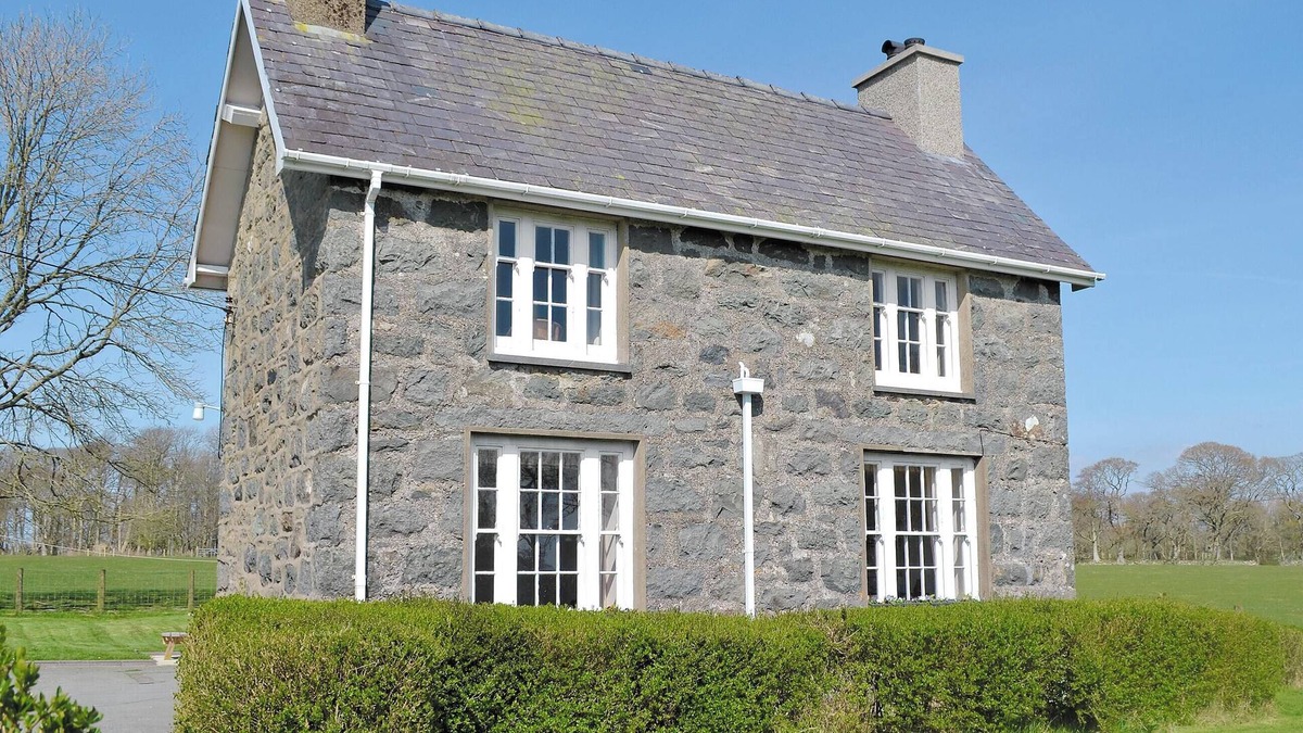 Llanystumdwy Cottage | A spacious detached property with an open fire and enclosed garden.