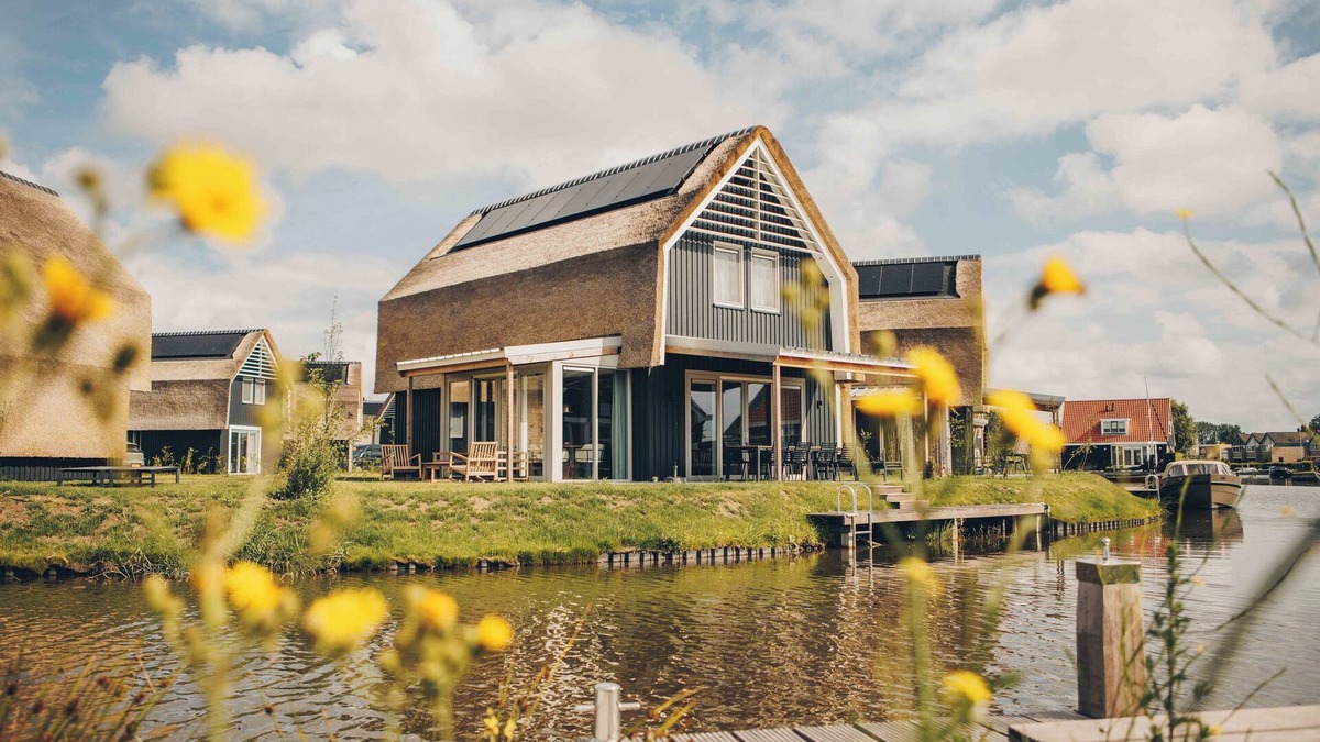 Heeg House | A spacious detached Watervilla on the outside of the park