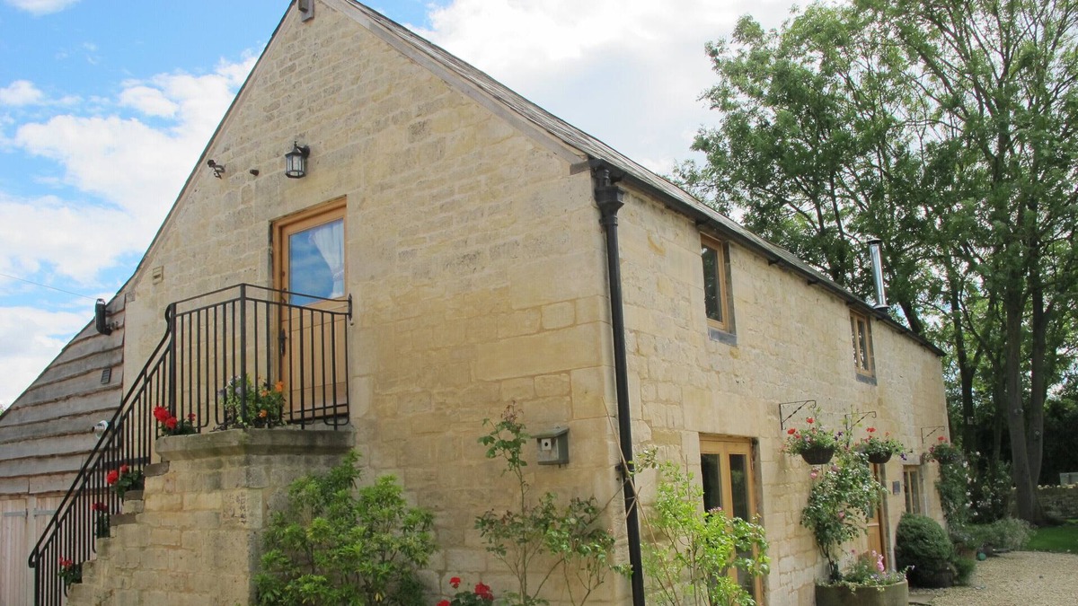 Brimpsfield Apartment | A Spacious first floor apartment set within Barn Conversion