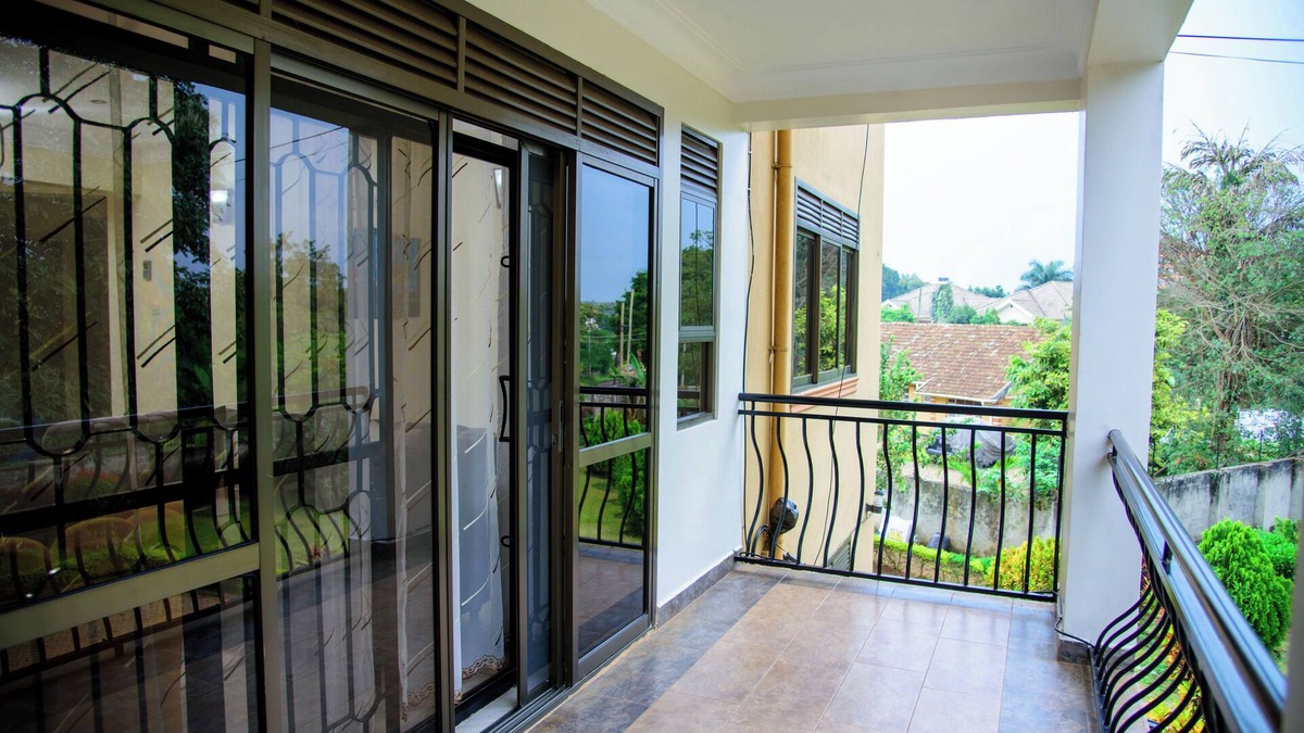 Entebbe Apartment | A spacious greenery hideout with a botanical garden view