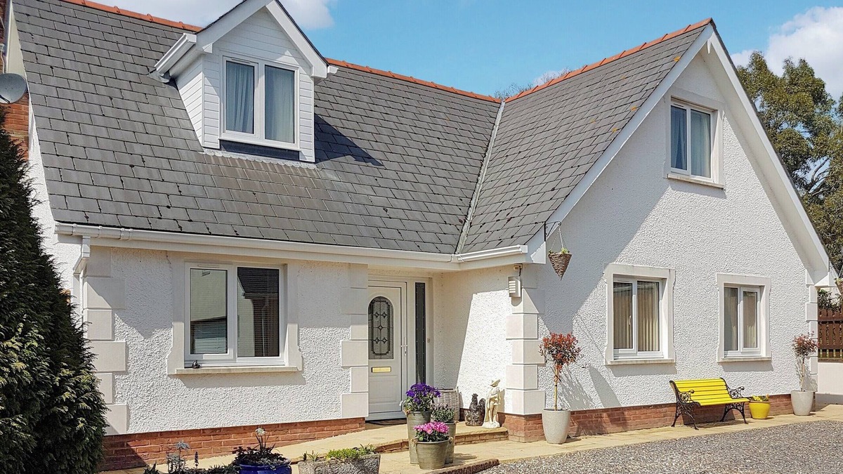 Cardigan Cottage | A spacious holiday home with a heavenly hot tub close to stunning beaches.