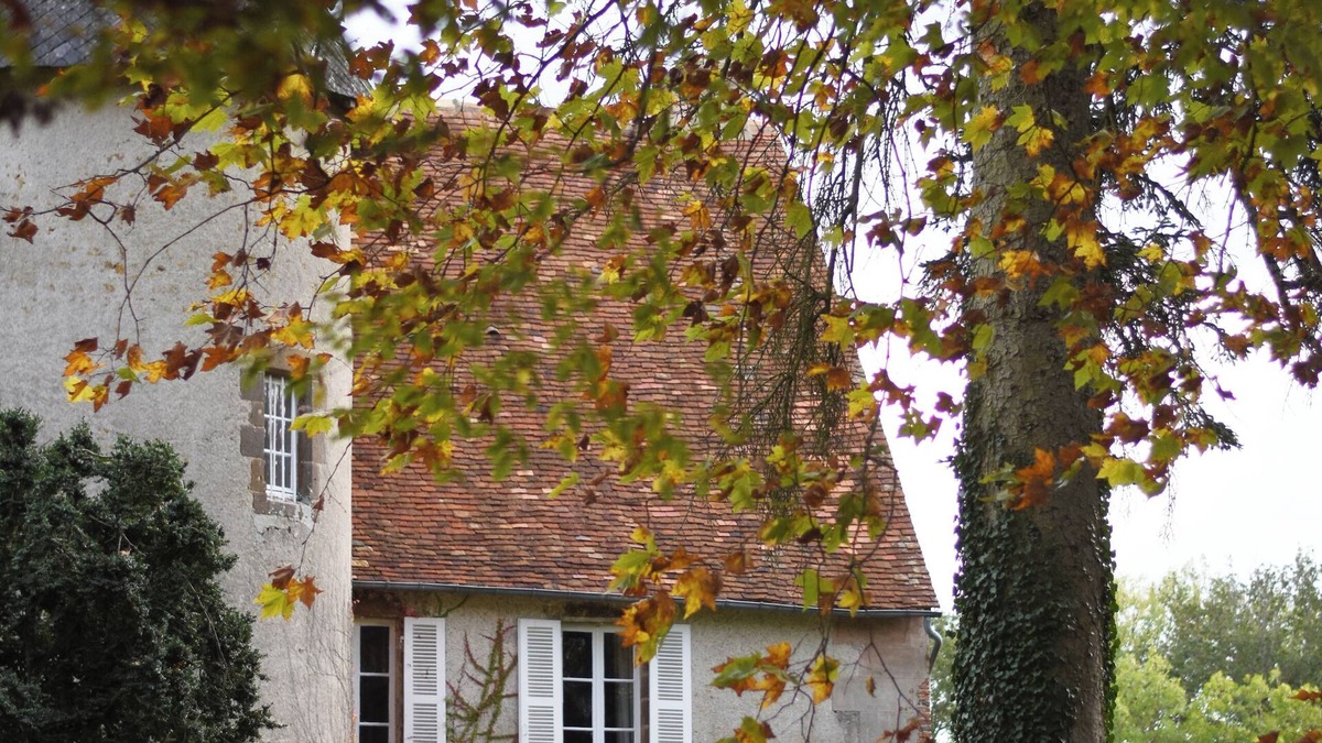 Chaillac House | A spacious setting surrounded by naturenThe castle and its cottage.