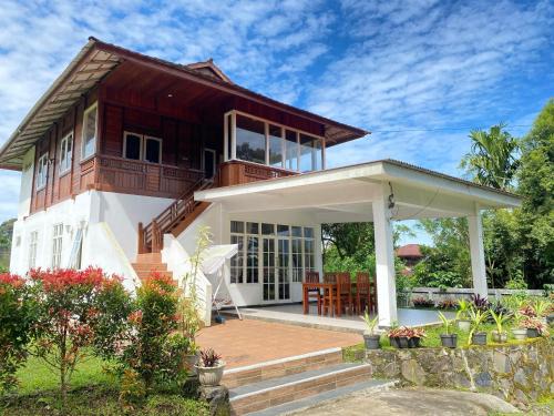Tomohon Villa | A Spacious Tropical 4 Bedrooms with Bathrooms Villa Marion Tomohon with the view of Gunung Lokon