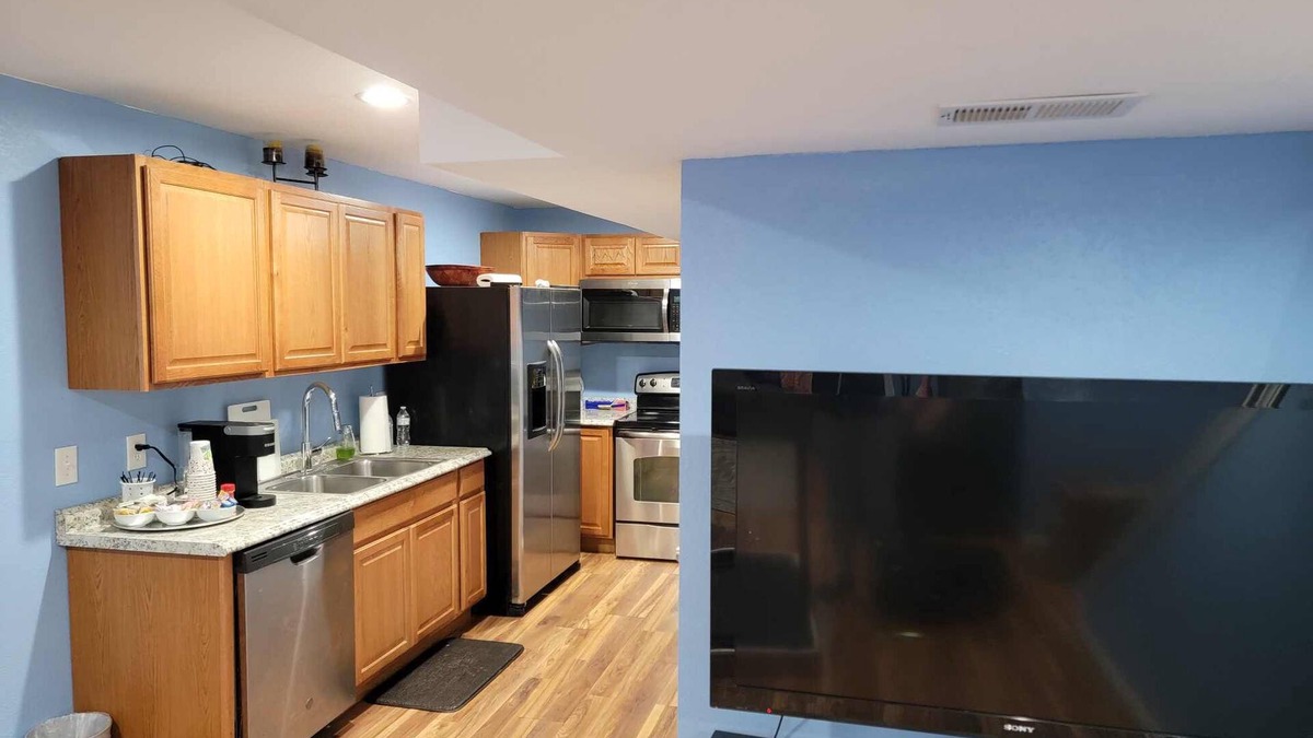 Aurora House | A Spasious staying large basement in a great residential location.