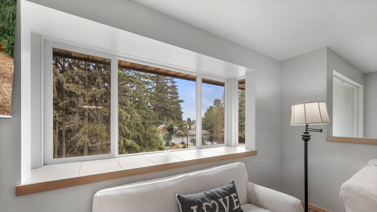 Silver Lake House | A specious 2 level 4 Beds 2 Baths home