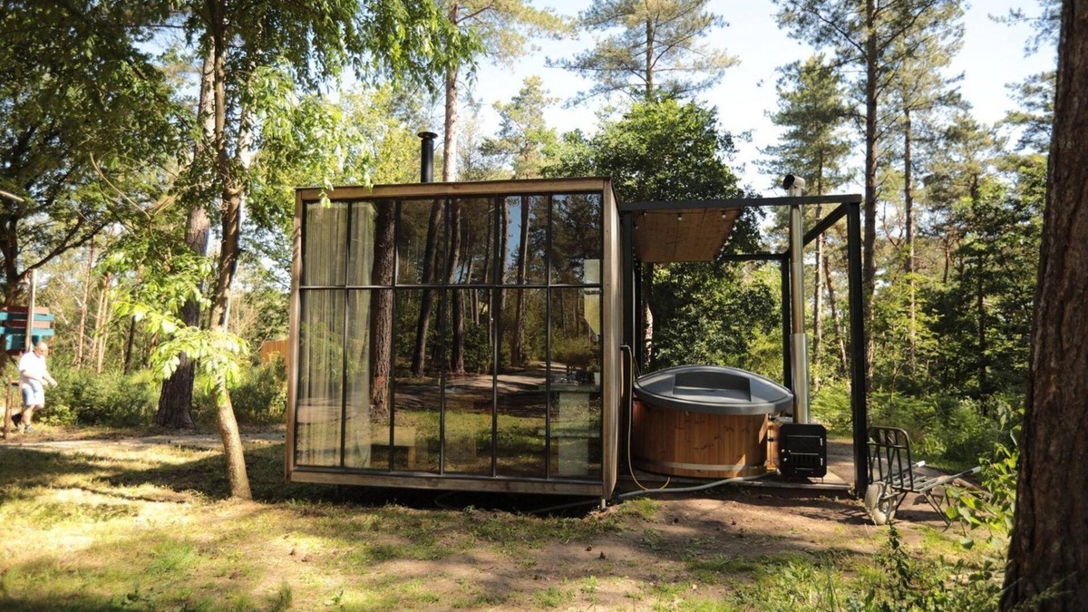 Maaseik House | A stress-free stay in this classic cabin with hottub