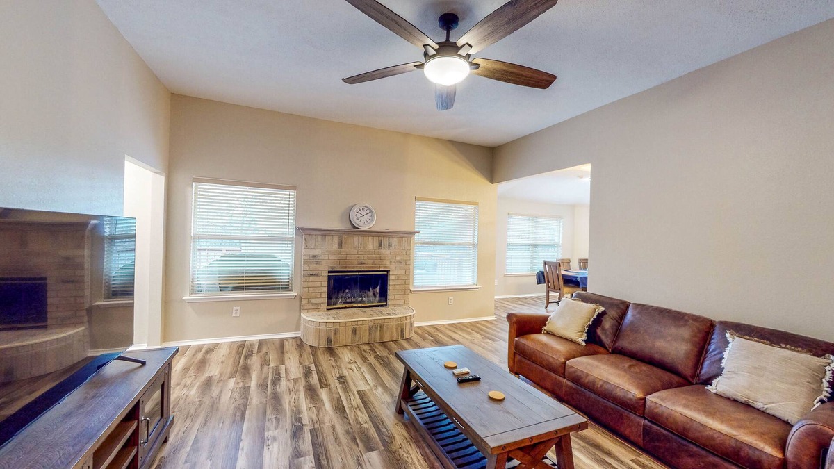 Azle House | A Stroll to the Lake