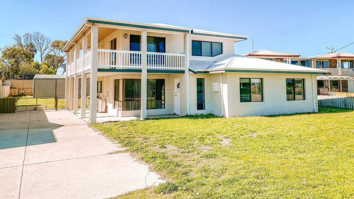 Lancelin House | A stunning, spacious and modern two-storey holiday home with ocean views.