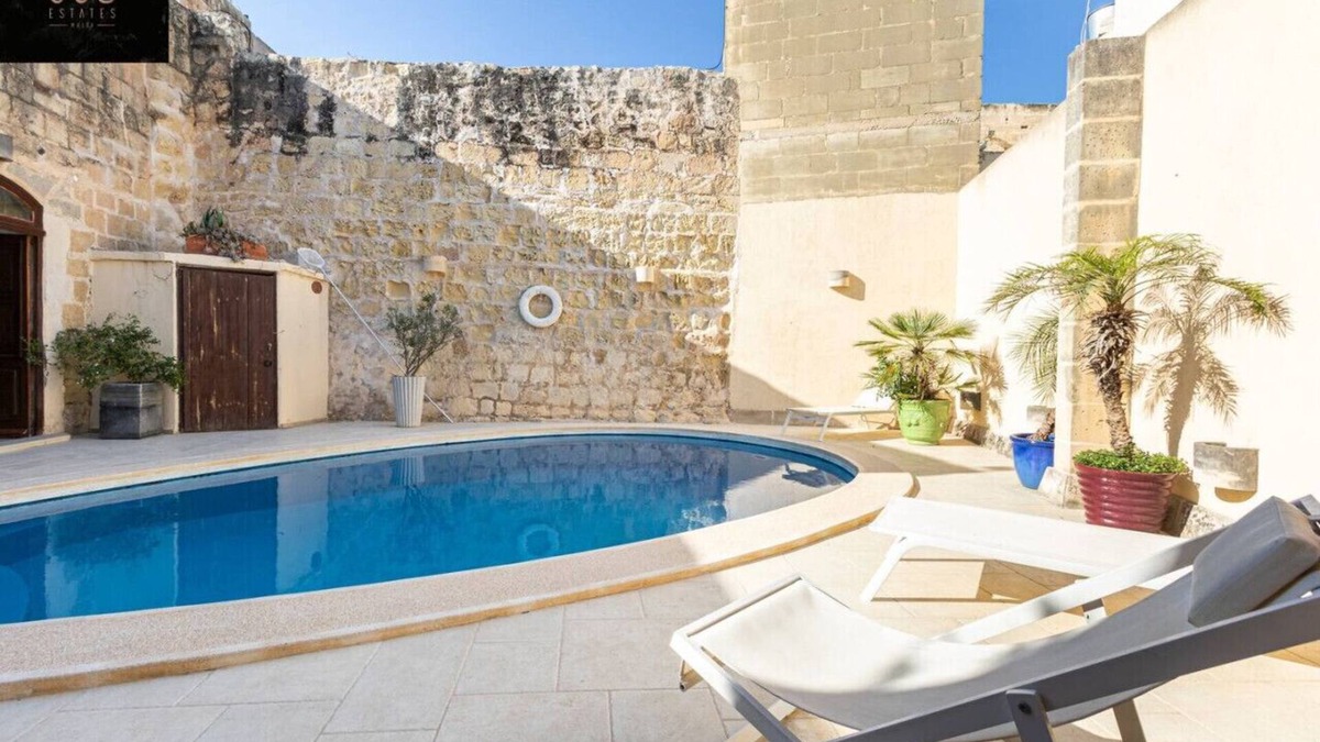 Zebbug Apartment | A stunning, townhouse with magnificent pool area !
