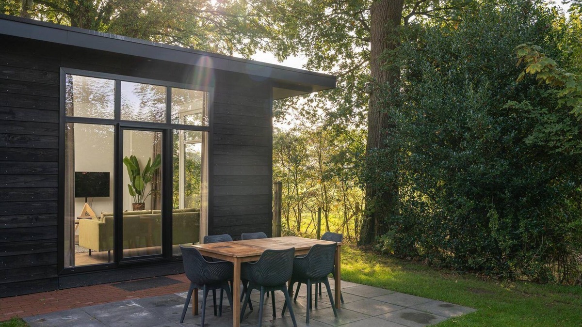 Rijssen Cabin | A stylish cottage with fine views over the fields of Twente. Being free in Twente!