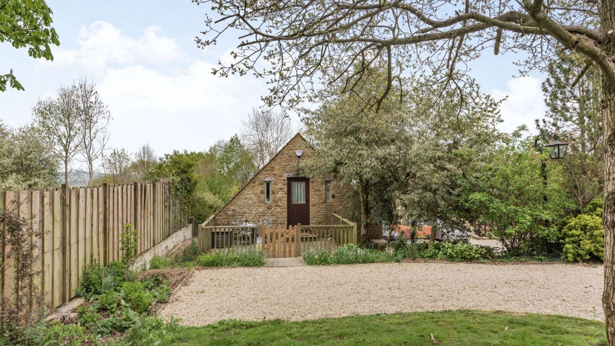 Bourton-on-the-Water Cottage | A stylish dog friendly holiday cottage in the Cotswolds - Rainbow Barns