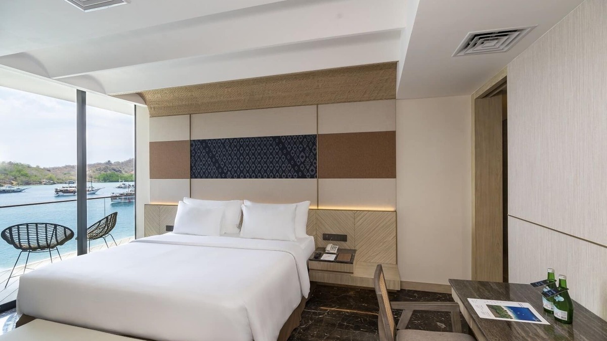 Labuan Bajo Hotel | A Suite Room with Sea View at Labuan Bajo