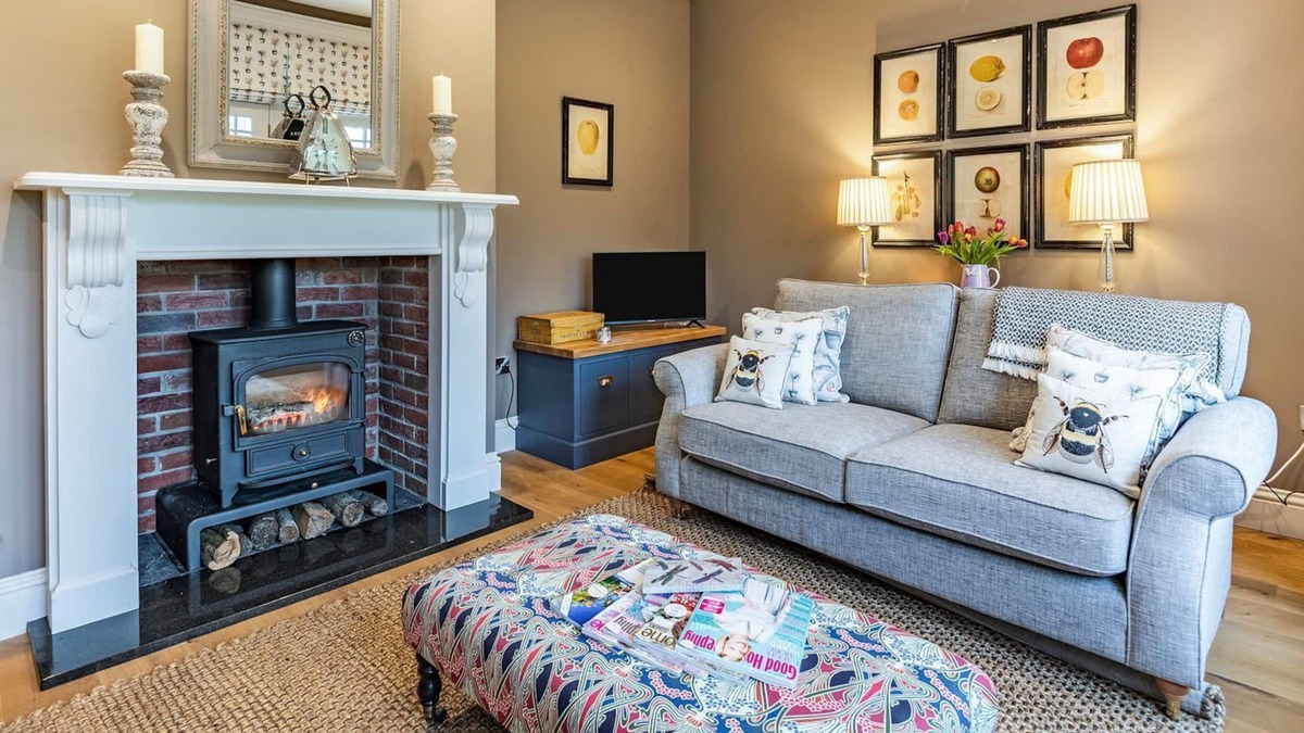 Alford Cottage | A superb luxury retreat with a hot tub to enjoy, perfect for a romantic and relaxing break.