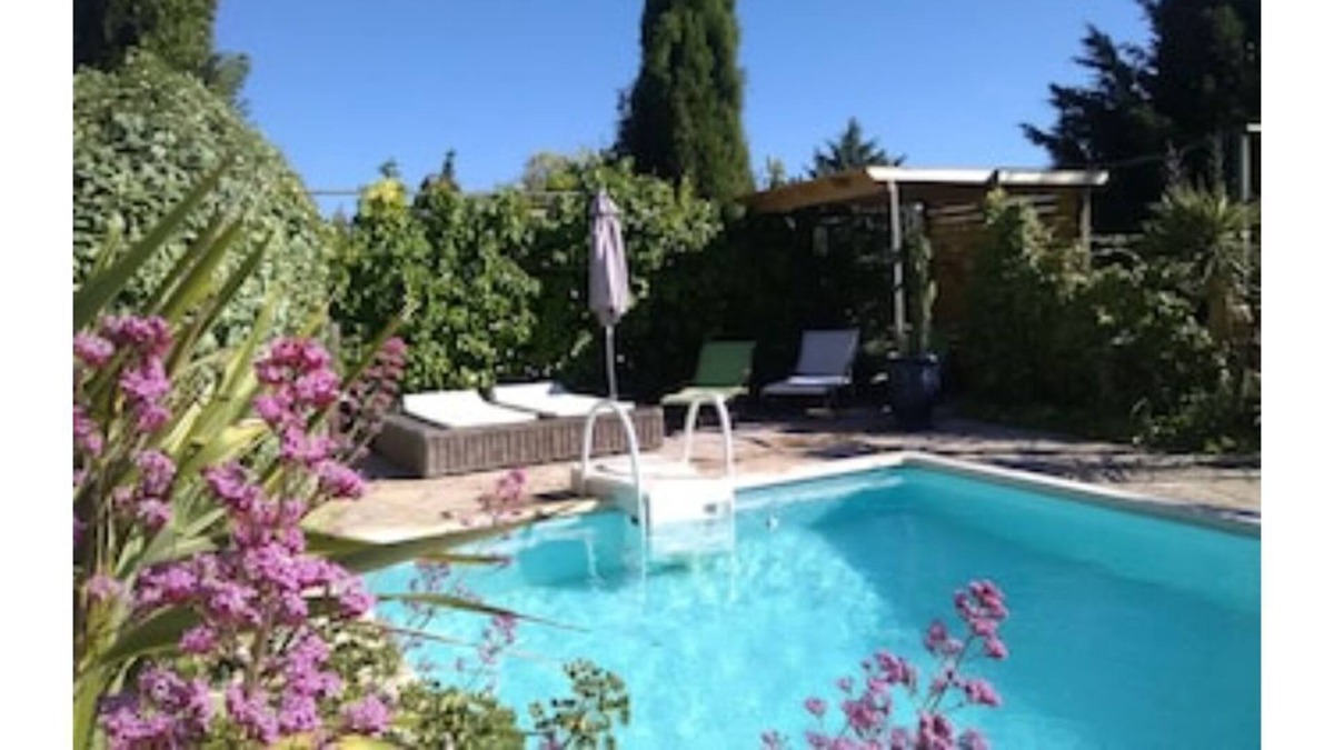 Blauzac House | A swimming pool just for you: gite "les buis"