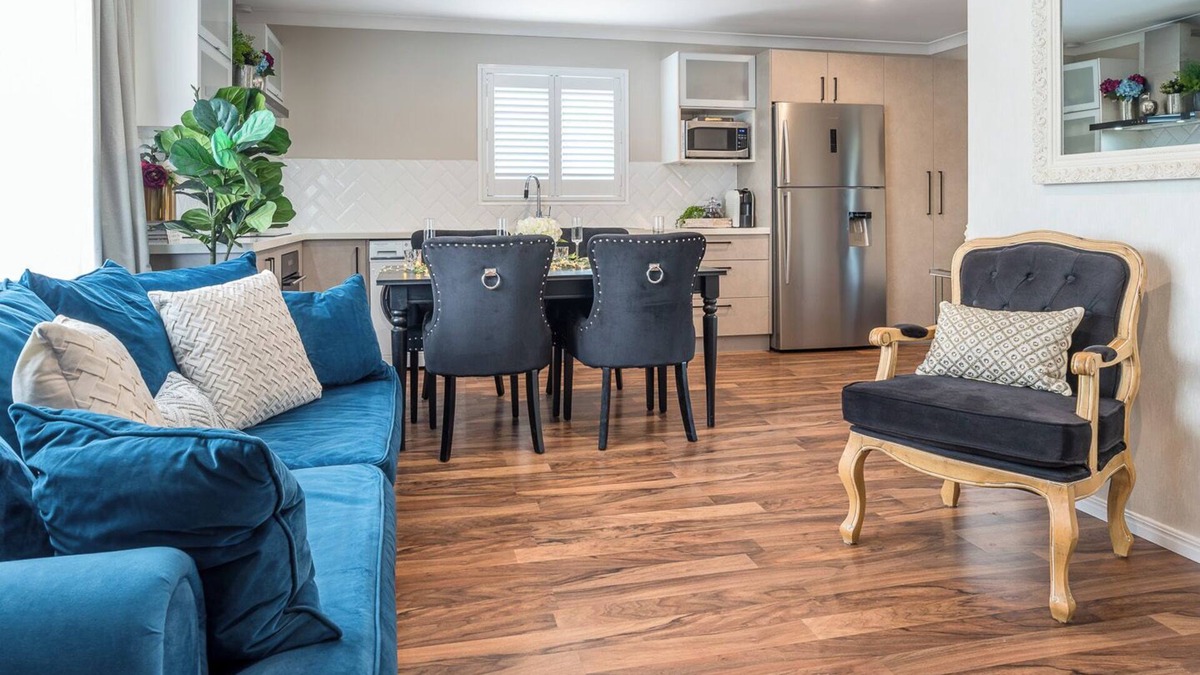 Wynnum West House | A Touch of Luxury by the Bay - Modern & Stylish Top Level 3 Bed Guest Suite