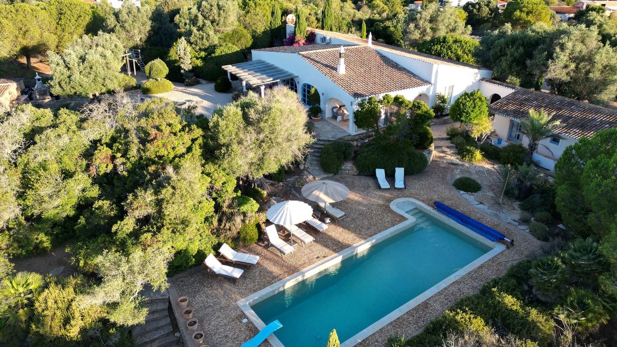 Lagoa e Carvoeiro Villa | A touch of Provence in the Algarve - exclusive rustic villa on large property