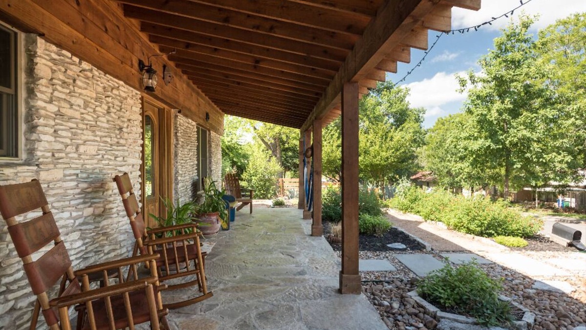 South Congress House | A touch of TX Hill Country-SOCO Austin, Big 5BR, SwimSPA-seats 10, Sauna, 7 Beds