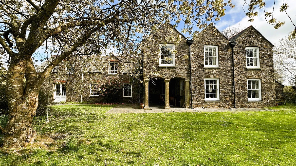 Kilgetty Cottage | A traditional rural Welsh farmhouse with a contemporary style