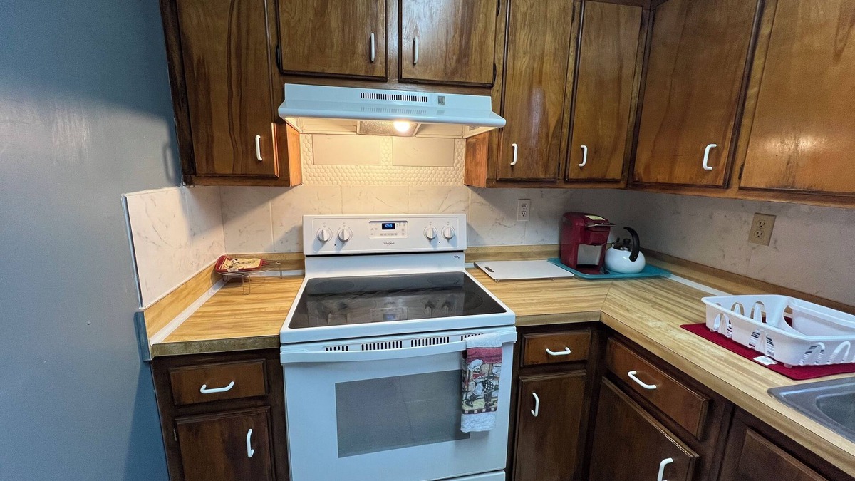 St. Marys House | A travelers home, community pool, center location