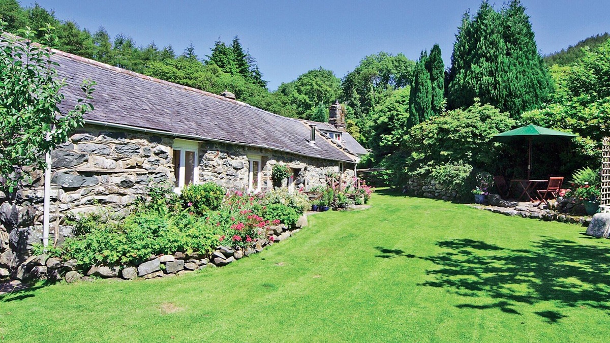 Caerdeon Cottage | A truly enviable setting, this secluded barn conversion makes a wonderful holiday retreat.