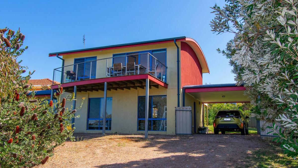 Lakes Entrance House | A two- story house with sweeping views of Bass Strait and the North Arm.