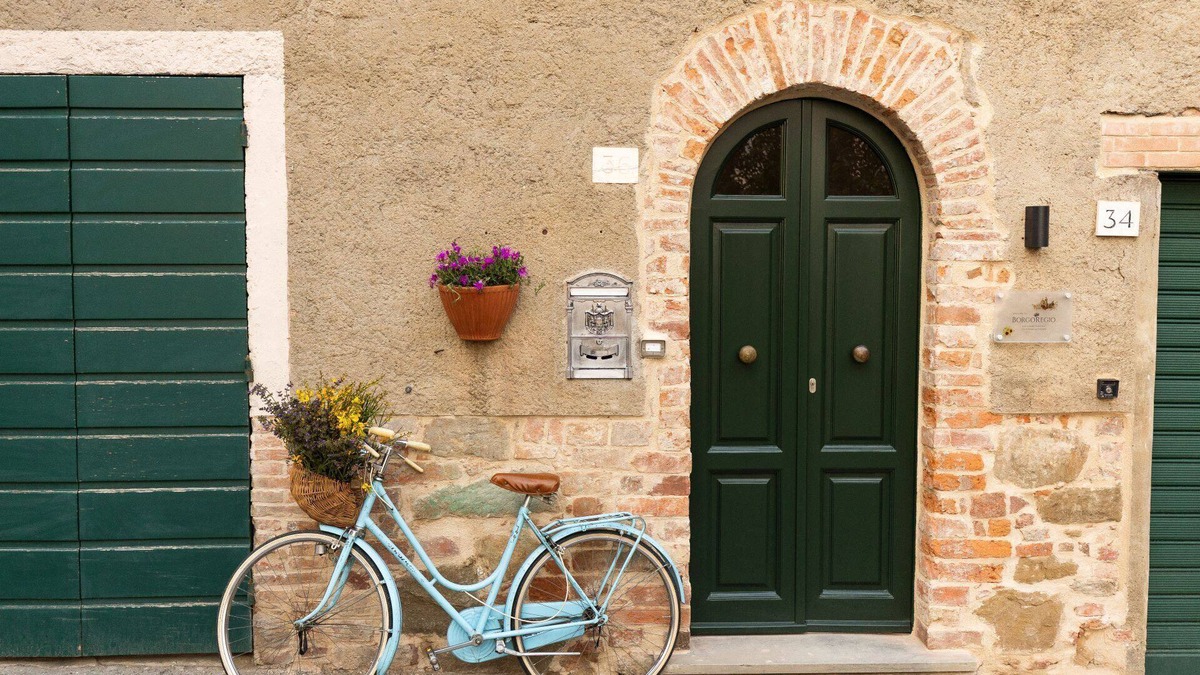 Pozzo Apartment | A typical house located in the historic village of Pozzo della Chiana, with a large furnished terrac