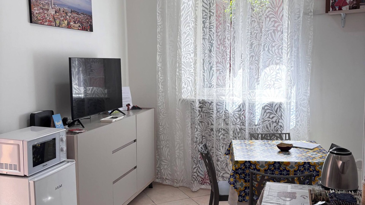 Chiaia House | A un passo dal cuore di Napoli: Rosso Napoli Short Lets