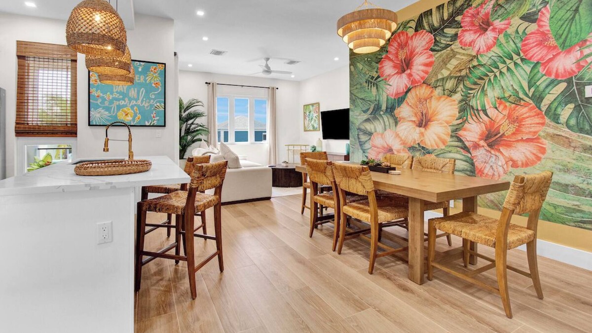 Nassau Condo | A vibrant, colorful, tropical retreat condo, 2 min drive to the beach, pool
