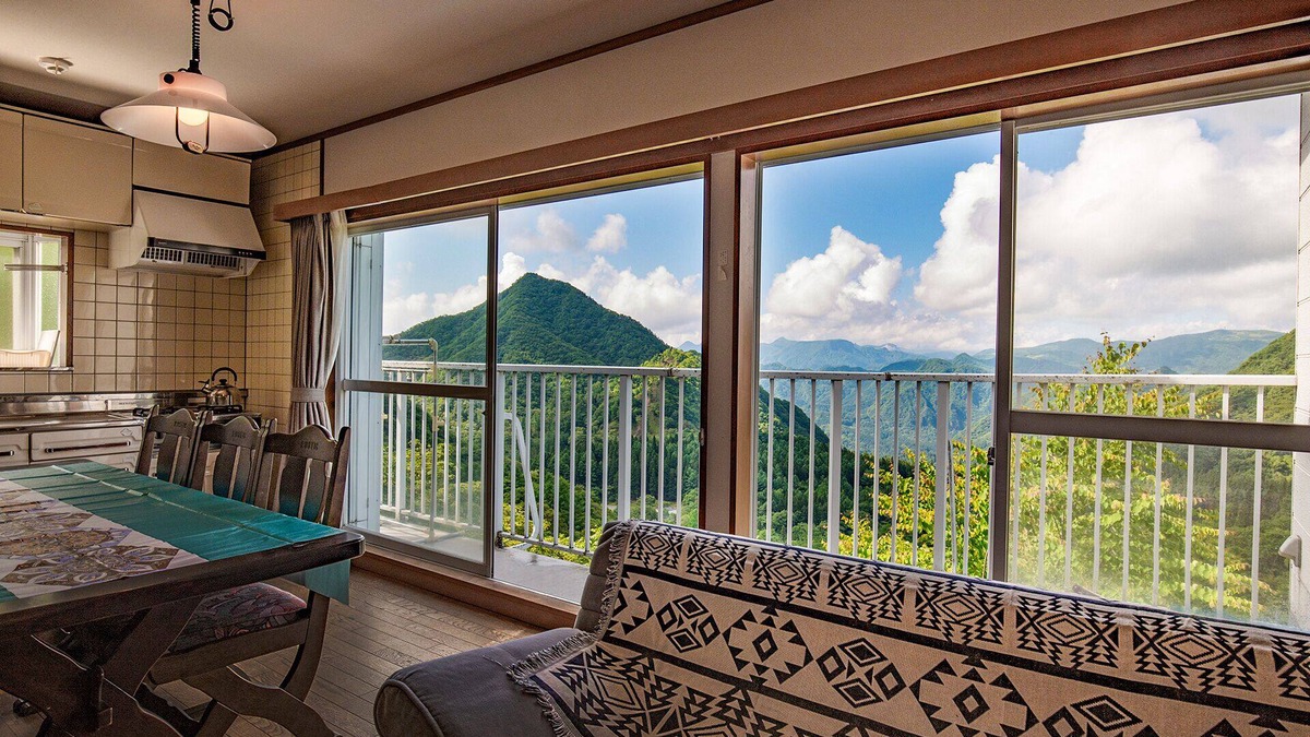 Kitasaku-gun House | A villa in the forest in Minamikaruizawa