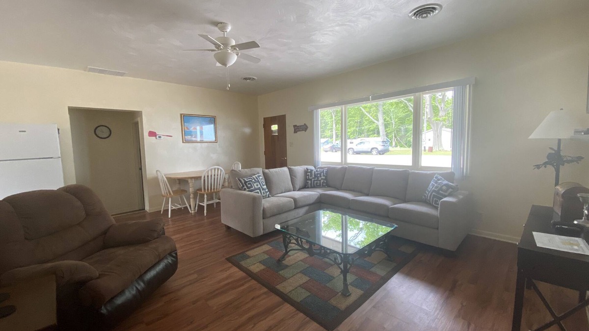 Geneva-on-the-Lake Apartment | "A Wave from it All" unit 3, Apartment on the Lake