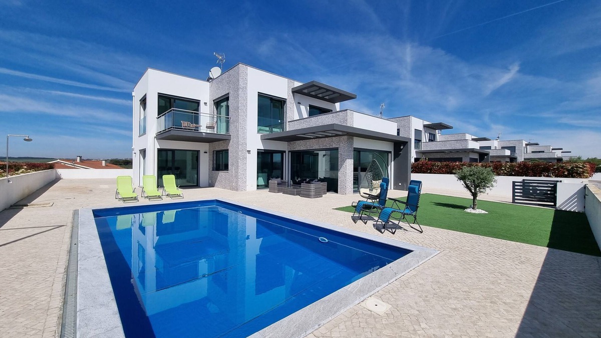 Bombarral Villa | A Wonderful Detached Villa With Stunning Views and Pool Close to Amazing Beaches