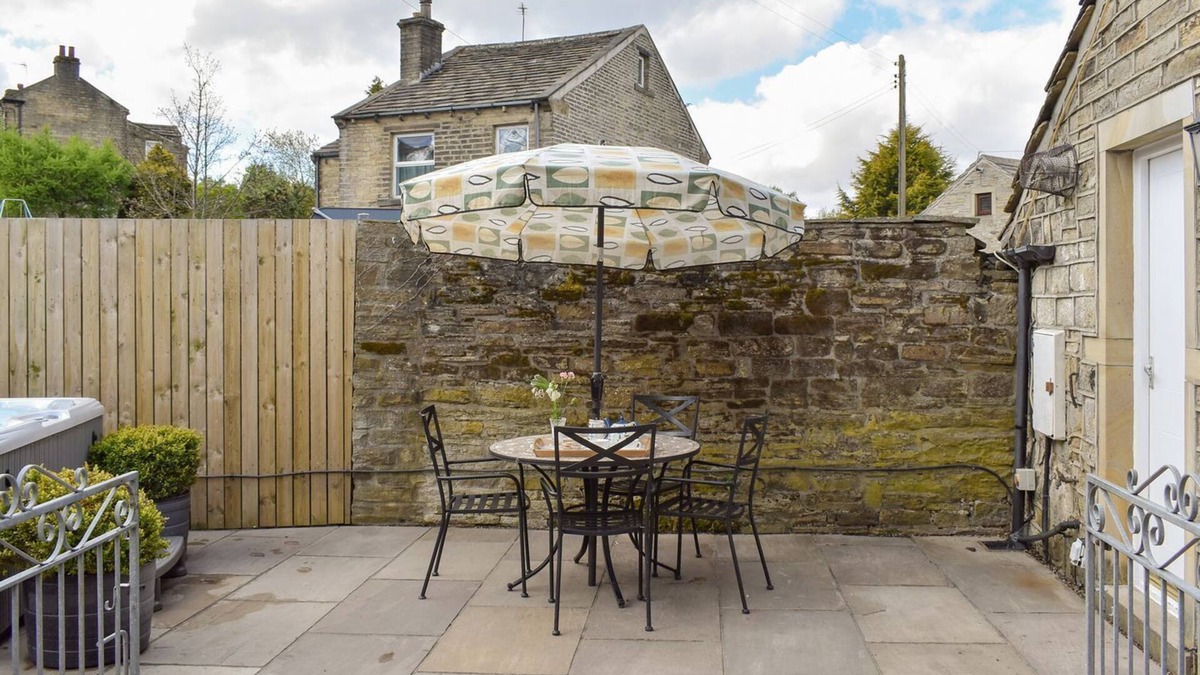 Cartworth Cottage | A wonderful opportunity for a rural break on the edge of the Peak District National Park.