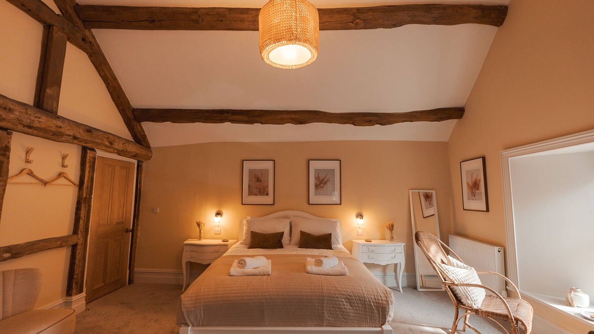 High Peak Apartment | A Wow Suite within a 16thC listed building