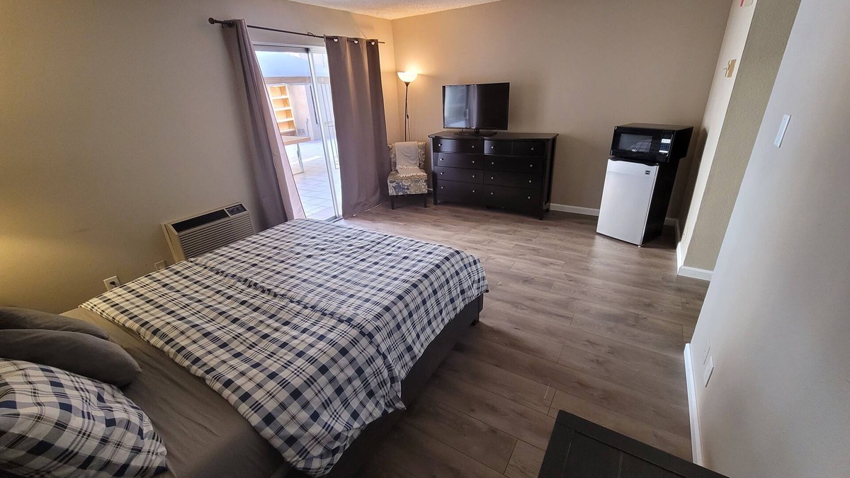 Pico - Robertson Hotel | (A17) Lovely Queen Bed Hotel Style