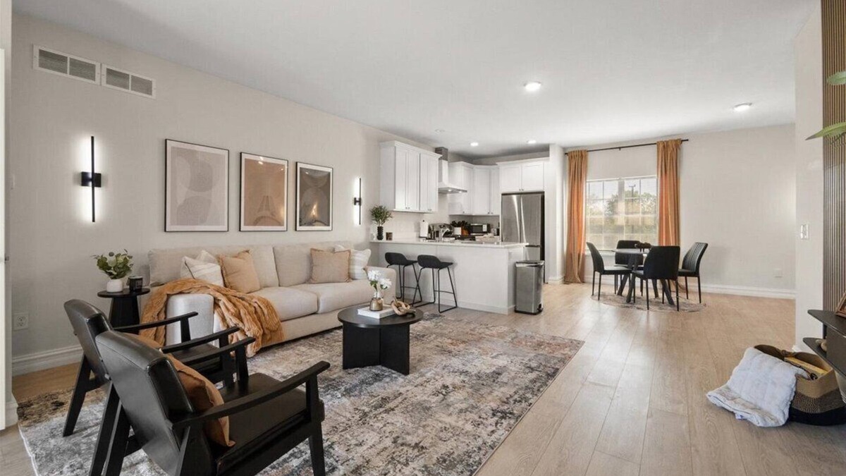 Bryant Pattengill West House | A2 Modern Townhome 9 mins to Campus & Stadium with Restaurants & Shopping Nearby