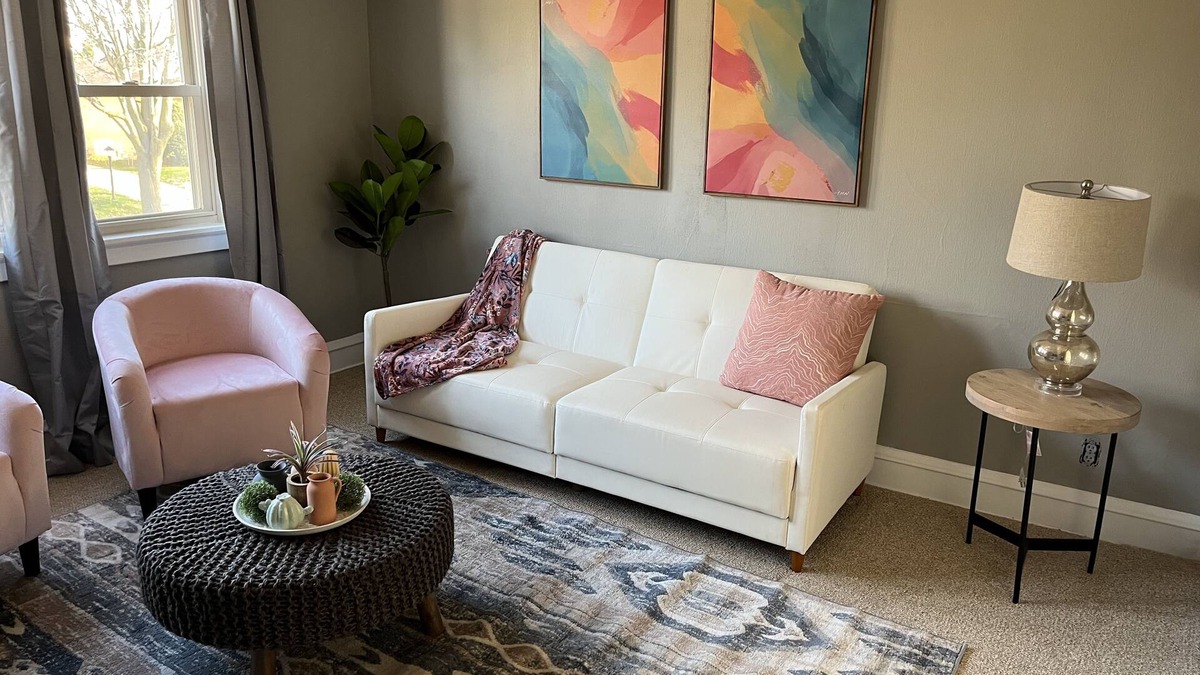 West Allis House | AAA stylish house provides everything you need and want from your vacation home.