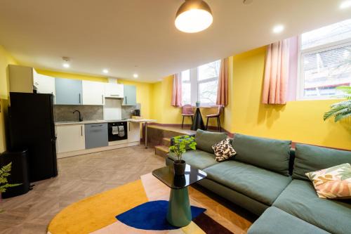 Riverside Apartment | Aaron Wise - 51 Fitzhamon Apartments