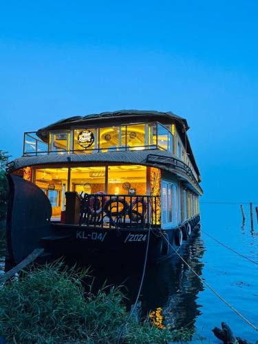 Muhamma Boat Rental | Aarush road lines and holidays