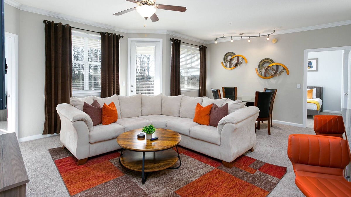 Madison Condo | Abby's Luxurious Cove-10 mins from everywhere