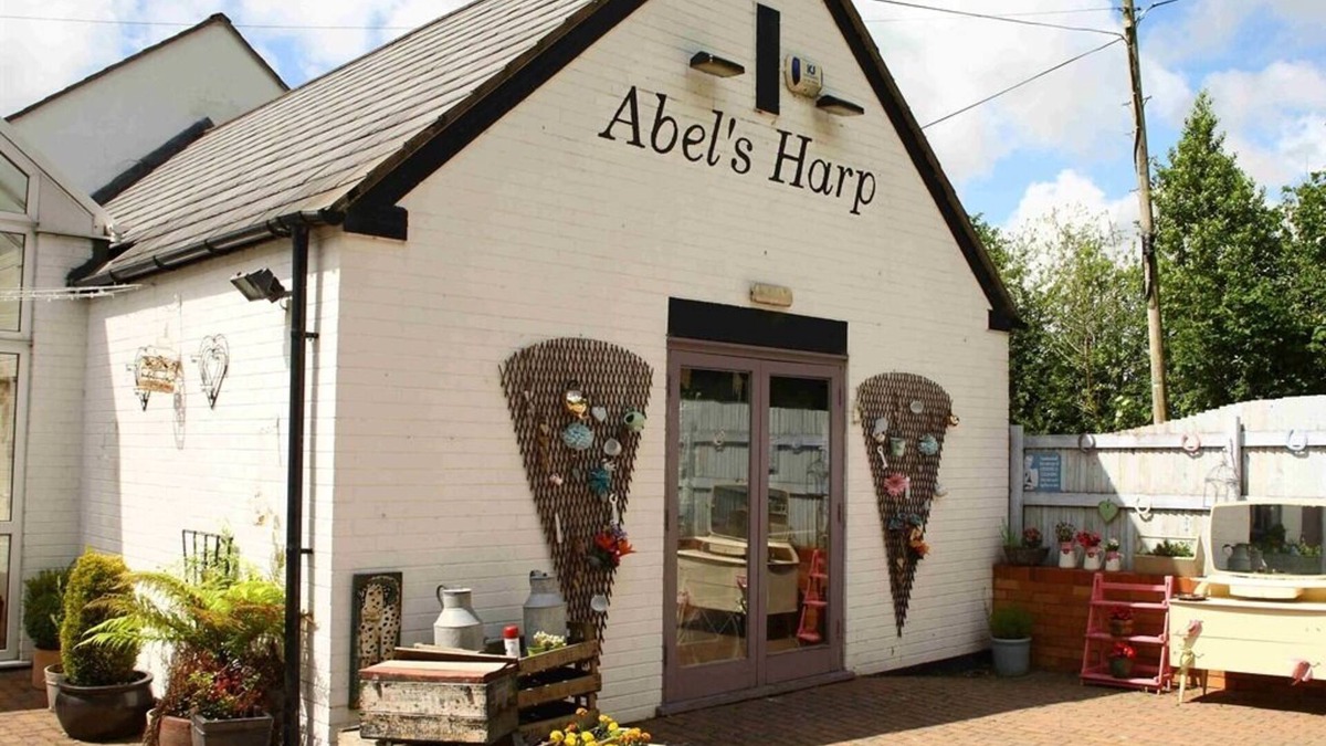 Bromlow House | Abel's Harp